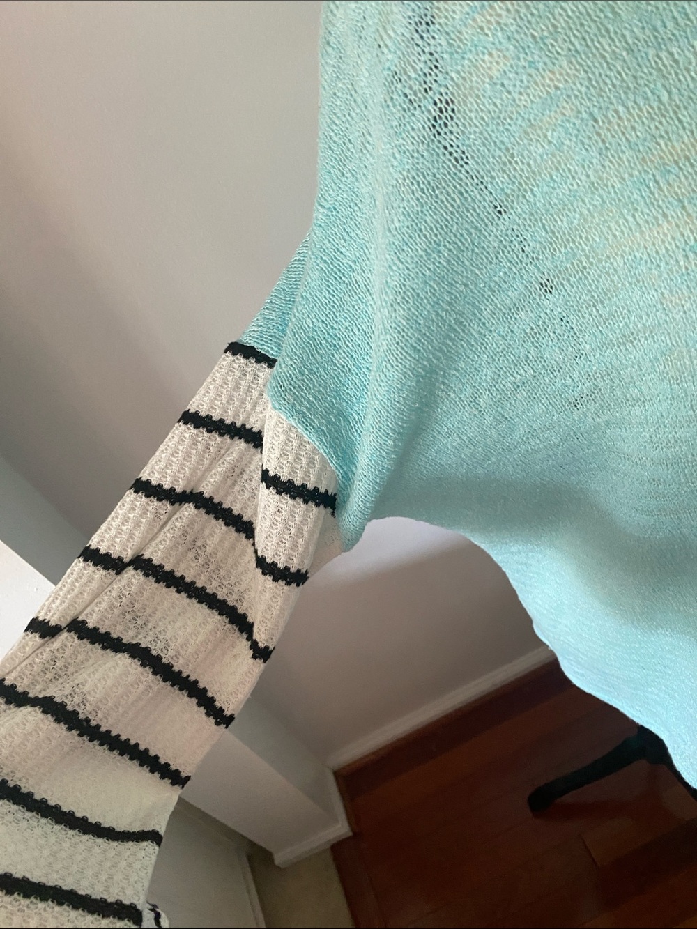 Pink lily size small blue sweater with contrast sleeves - Picture 2 of 6